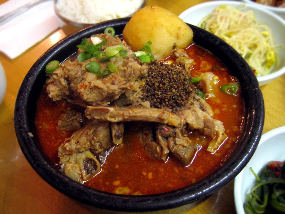 Canh xương heo hầm khoai tây